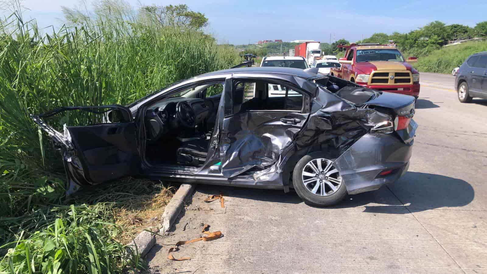 (Video) Se registra accidente automovilístico sobre el bulevar 13.5 en Veracruz