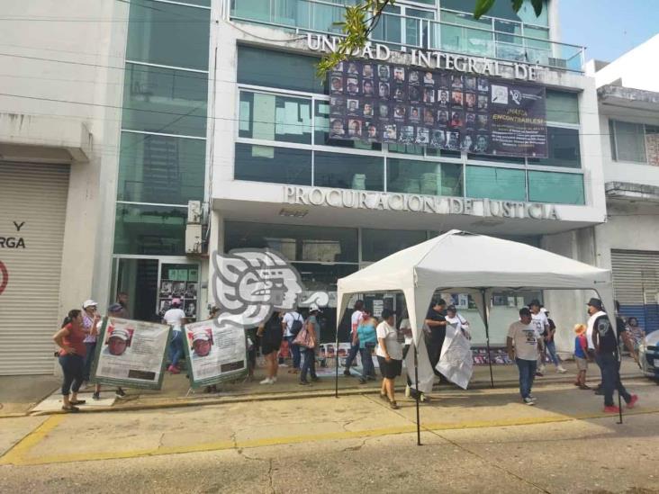 (+Video) “Hijo escucha, tu madre está en la lucha”; protestan en FGE Coatzacoalcos