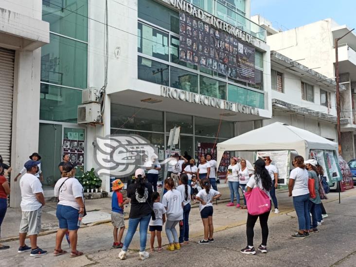 (+Video) “Hijo escucha, tu madre está en la lucha”; protestan en FGE Coatzacoalcos