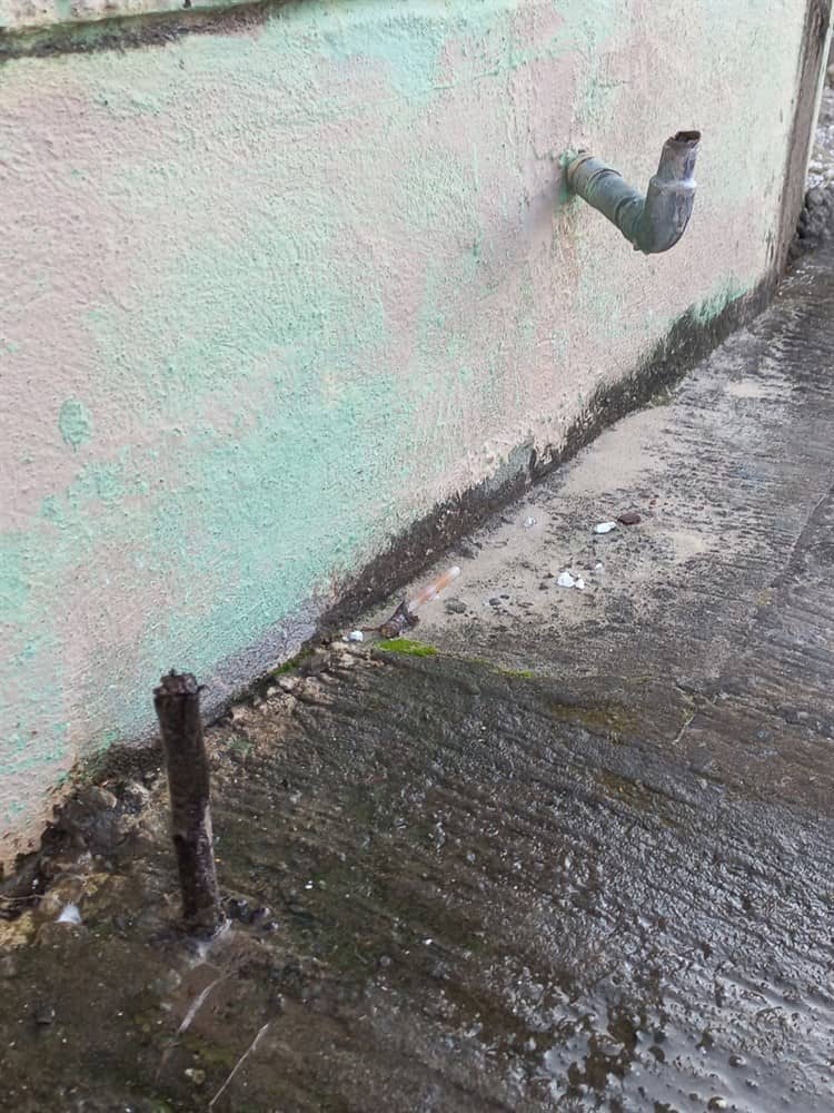 Inseguridad acecha a vecinos de Veracruz, sufren robo de tubos de medidores de agua