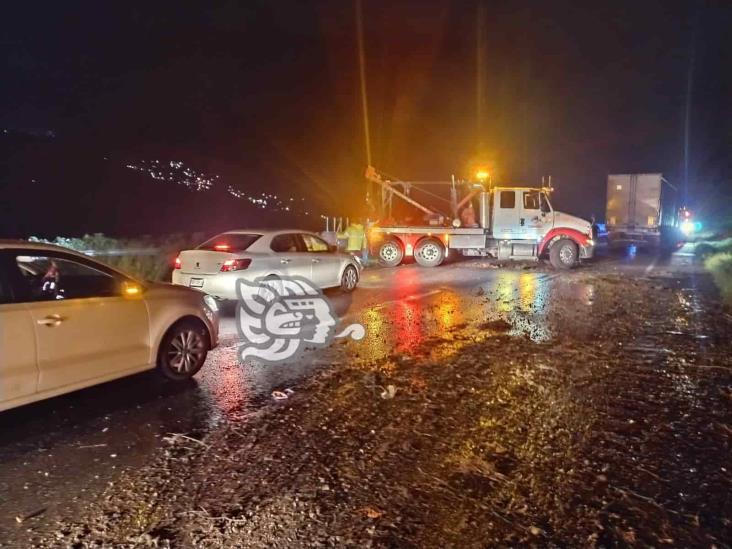 Accidente de tráiler deja cierre total de la circulación en Nogales