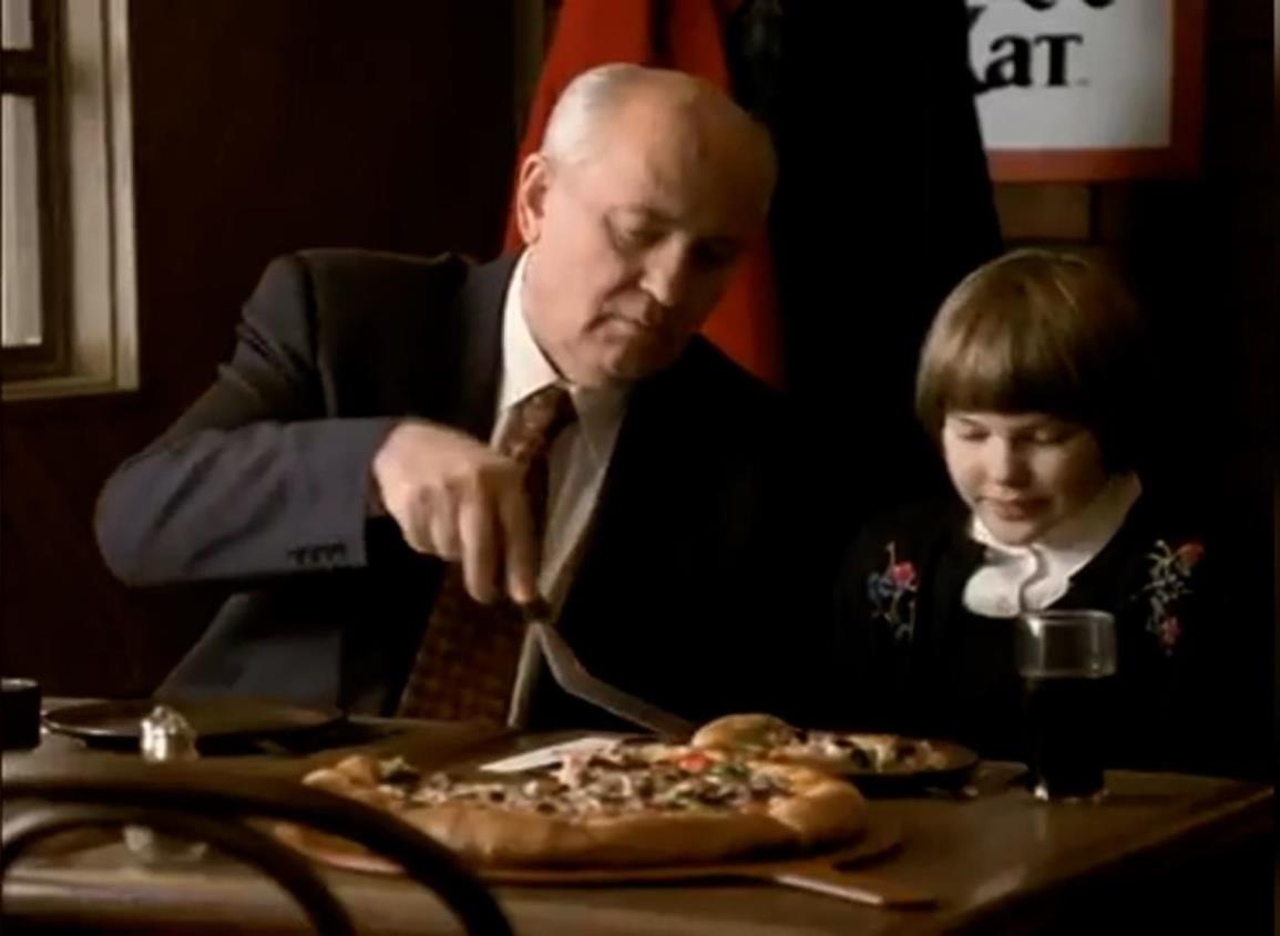 El curioso comercial de Pizza Hut con Mijaíl Gorbachov (+video)