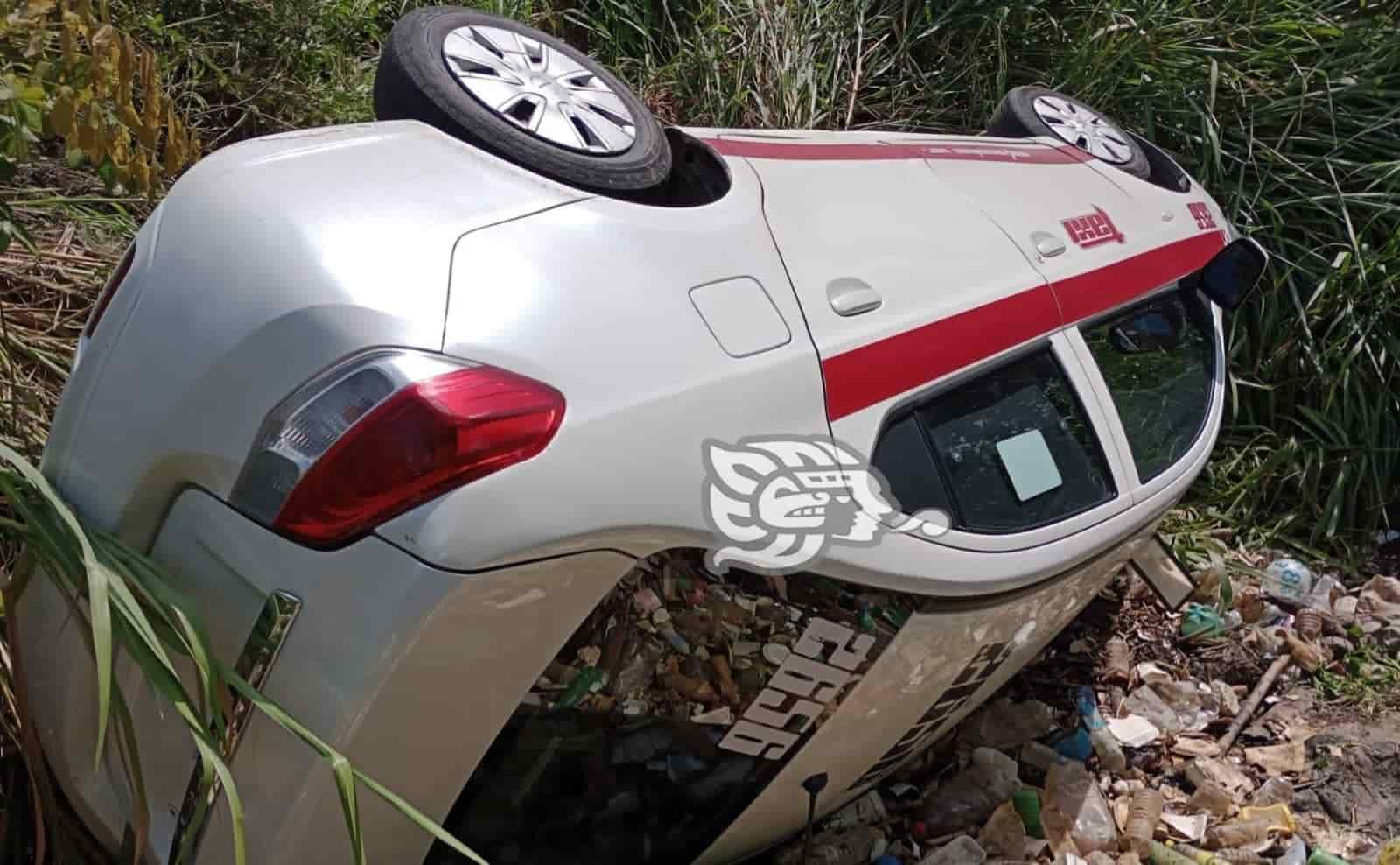 Abandonan taxi de Coatzacoalcos volcado en la autopista de Cosoleacaque