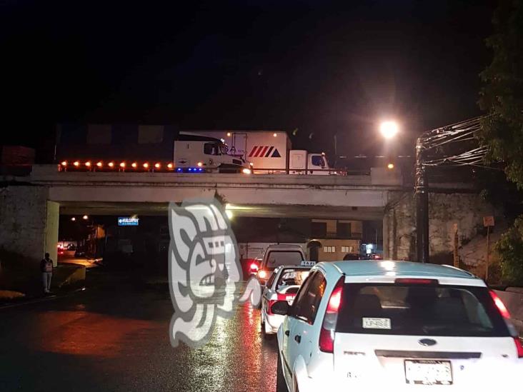 Accidente de tráiler deja cierre total de la circulación en Nogales