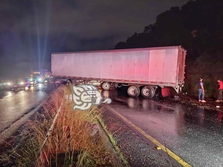 Accidente de tráiler deja cierre total de la circulación en Nogales