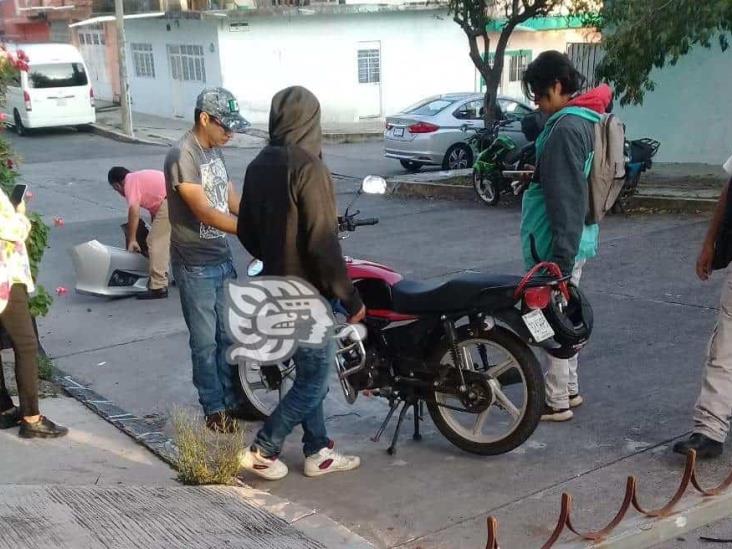 Chocan motocicleta y camioneta en colonia Progreso Macuiltepetl, en Xalapa