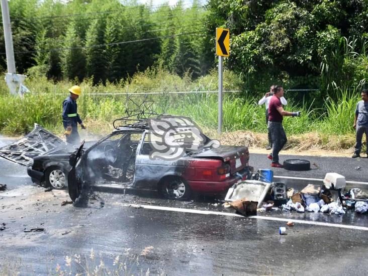 Auto queda hecho cenizas durante bloqueo en Emiliano Zapata (+Video)