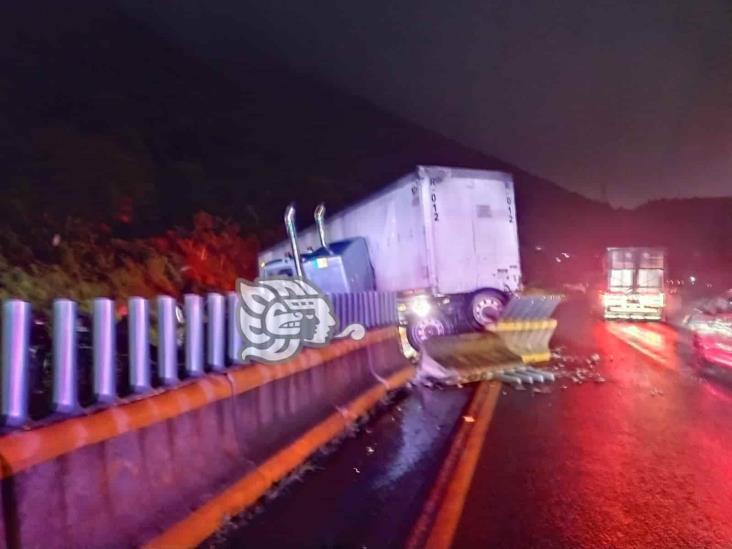 Accidente de tráiler deja cierre total de la circulación en Nogales