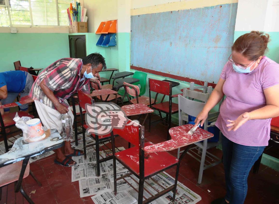 Padres de familia atienden desperfectos en escuelas de Coatzacoalcos