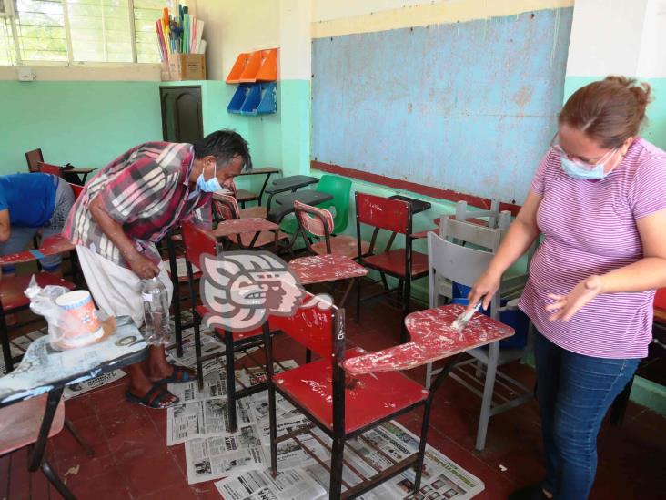 Padres de familia atienden desperfectos en escuelas de Coatzacoalcos