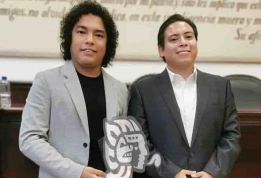 El pintor acayuqueño Jesús Nolasco Triana recibe el Premio Municipal de la Juventud