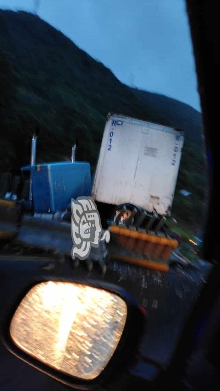 Accidente de tráiler deja cierre total de la circulación en Nogales