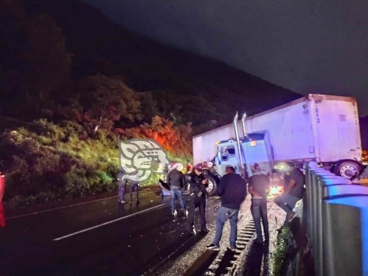 Accidente de tráiler deja cierre total de la circulación en Nogales