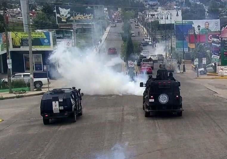 Se enfrentan pobladores con policías federales en desalojo de carretera en Chiapas