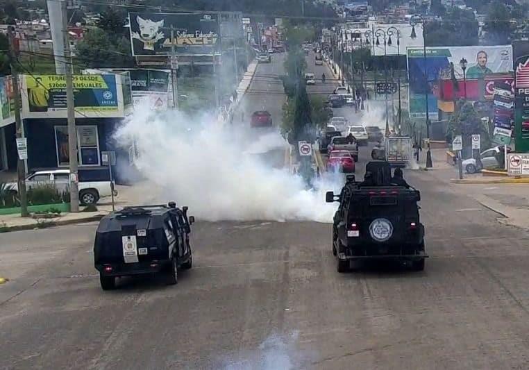 Se enfrentan pobladores con policías federales en desalojo de carretera en Chiapas