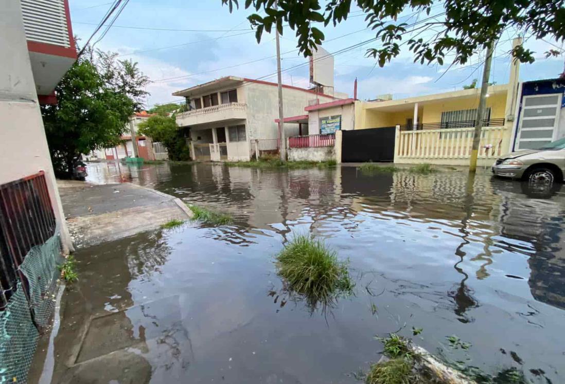 Calle Vasco de Gama inundada por lluvias en Boca del Río