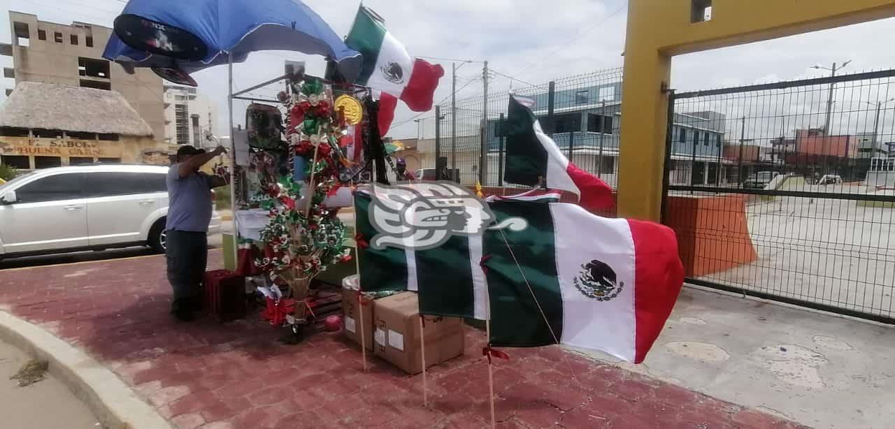 ¡De todos los precios! Llegan a Coatzacoalcos adornos para mes patrio (+Video)