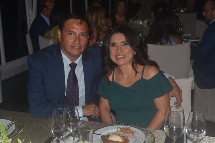 Jacqueline Pegueros Azamar y Santiago del Val Martín contraen sagrado matrimonio