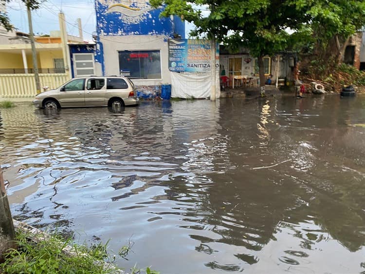 Calle Vasco de Gama inundada por lluvias en Boca del Río