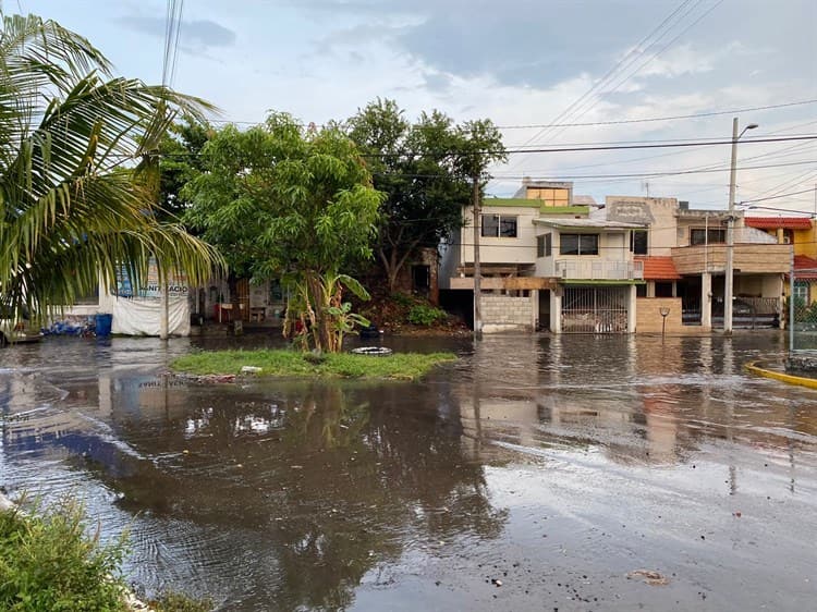 Calle Vasco de Gama inundada por lluvias en Boca del Río