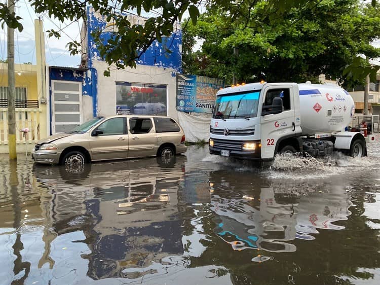 Calle Vasco de Gama inundada por lluvias en Boca del Río