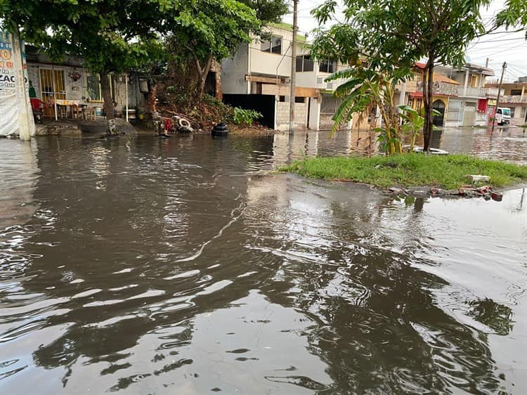 Calle Vasco de Gama inundada por lluvias en Boca del Río