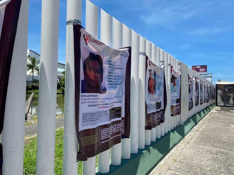 Colocan fotos de desaparecidos en las vallas de la USBI en Boca del Río