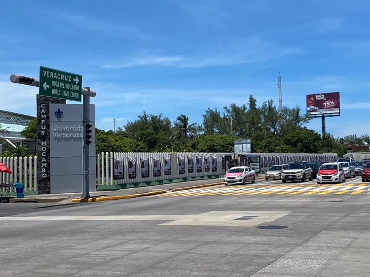 Colocan fotos de desaparecidos en las vallas de la USBI en Boca del Río