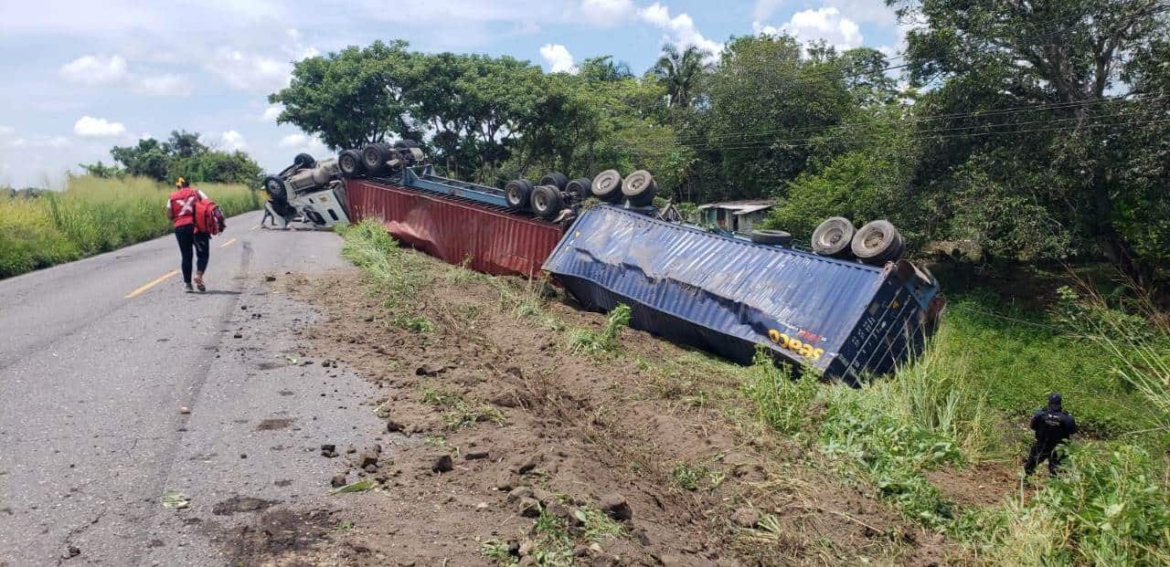 Vuelca tráiler de doble remolque sobre la carretera Santa Cruz – Cosamaloapan