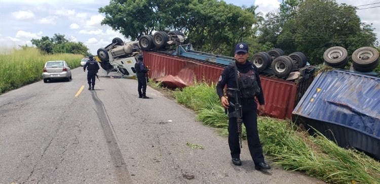 Vuelca tráiler de doble remolque sobre la carretera Santa Cruz – Cosamaloapan