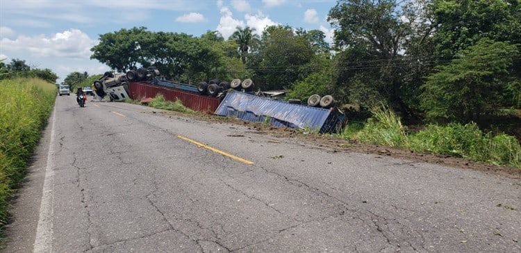 Vuelca tráiler de doble remolque sobre la carretera Santa Cruz – Cosamaloapan