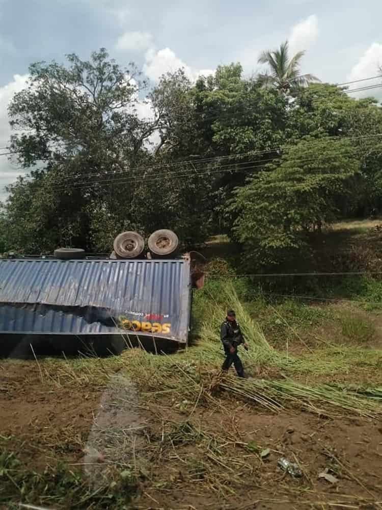 Vuelca tráiler de doble remolque sobre la carretera Santa Cruz – Cosamaloapan