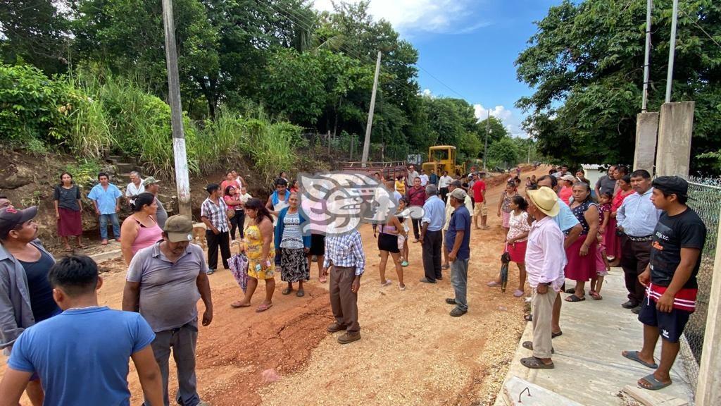 Retienen indigenas de Soteapan maquinaria por nepotismo y mala calidad en una obra 