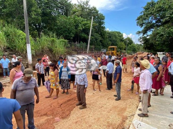 Retienen indigenas de Soteapan maquinaria por nepotismo y mala calidad en una obra 