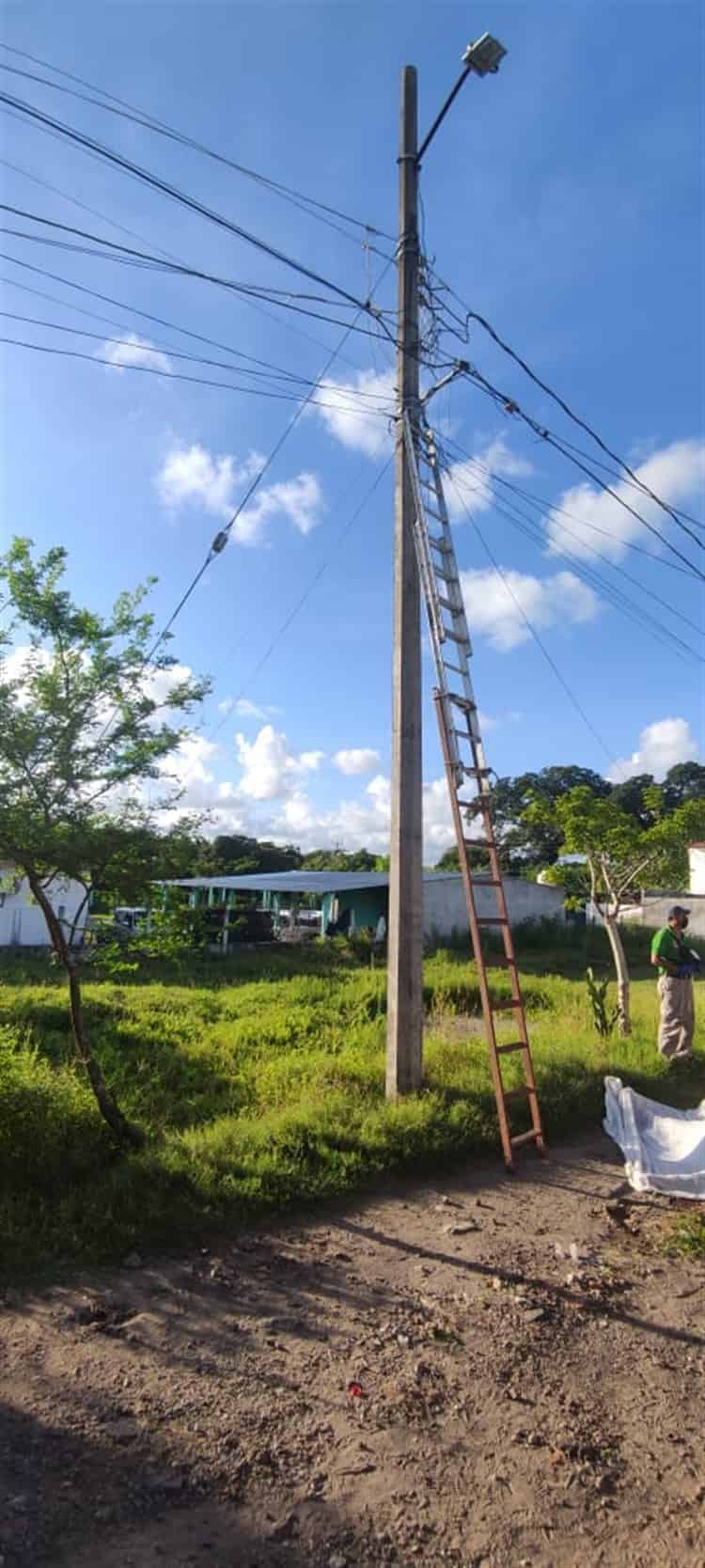 Muere al caer de un poste al electrocutarse en Paso del Toro, trataba de conectarse