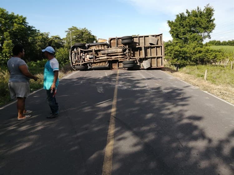 Camioneta de carga se voltea y se impacta otra sobre la carretera Tlalixcoyan