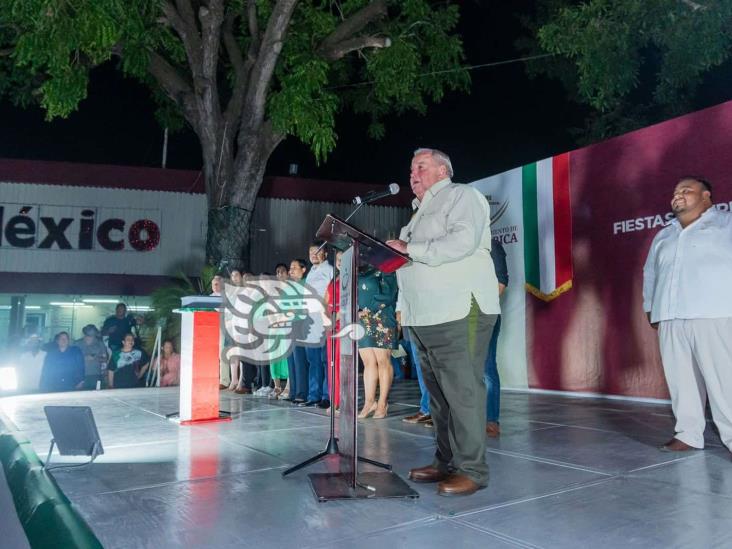 Entre luces tricolores, arrancan festejos patrios en Poza Rica