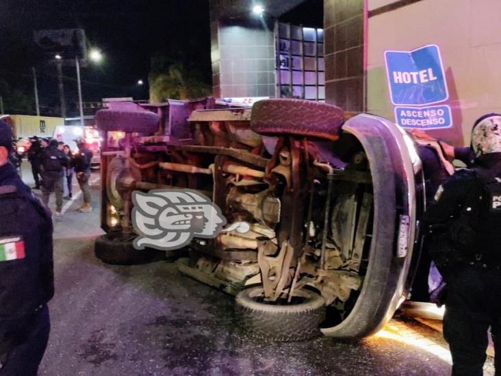 Familia resulta lesionada tras volcar en el bulevar de Banderilla