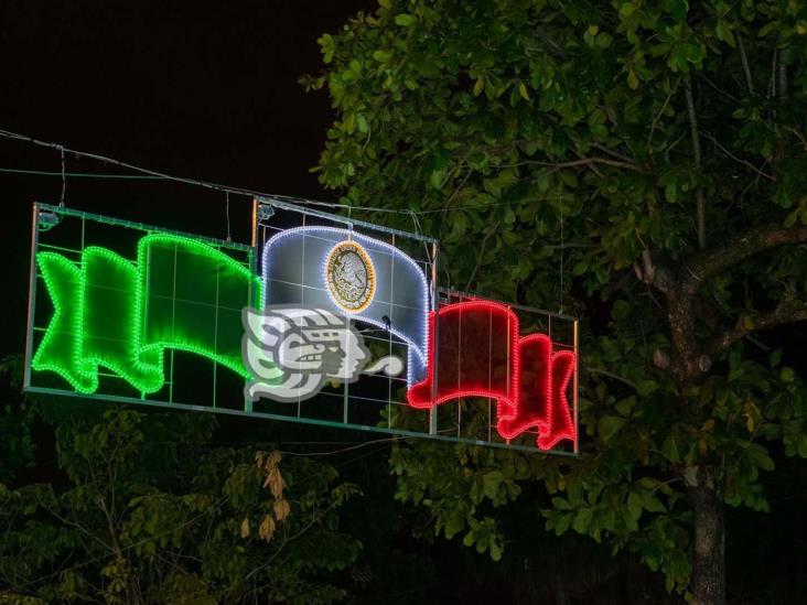 Entre luces tricolores, arrancan festejos patrios en Poza Rica