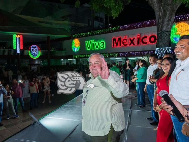 Entre luces tricolores, arrancan festejos patrios en Poza Rica