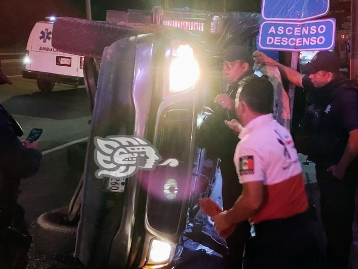 Familia resulta lesionada tras volcar en el bulevar de Banderilla