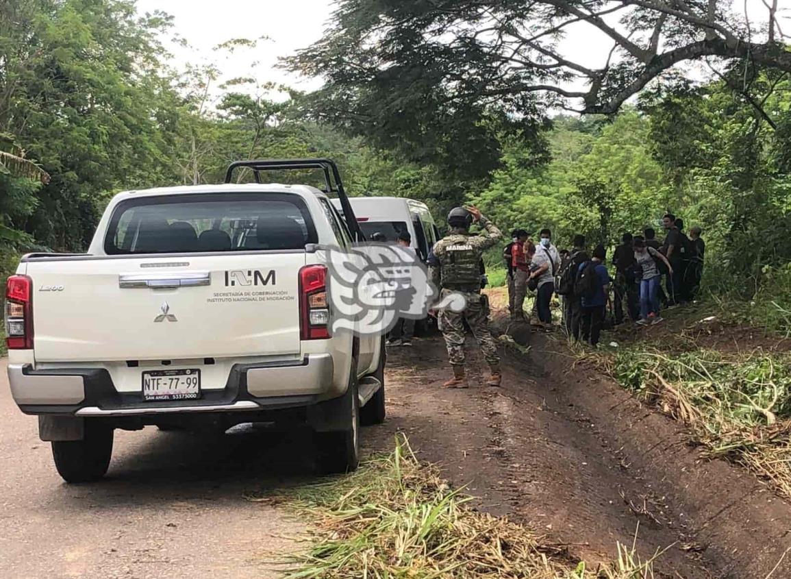 Tras persecución, aseguran van que transportaba migrantes, en Acayucan(+Video)