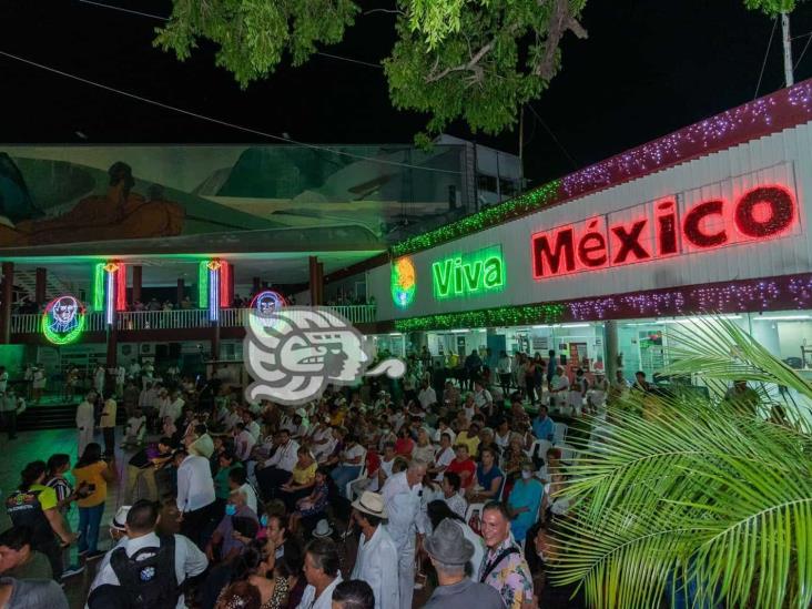 Entre luces tricolores, arrancan festejos patrios en Poza Rica