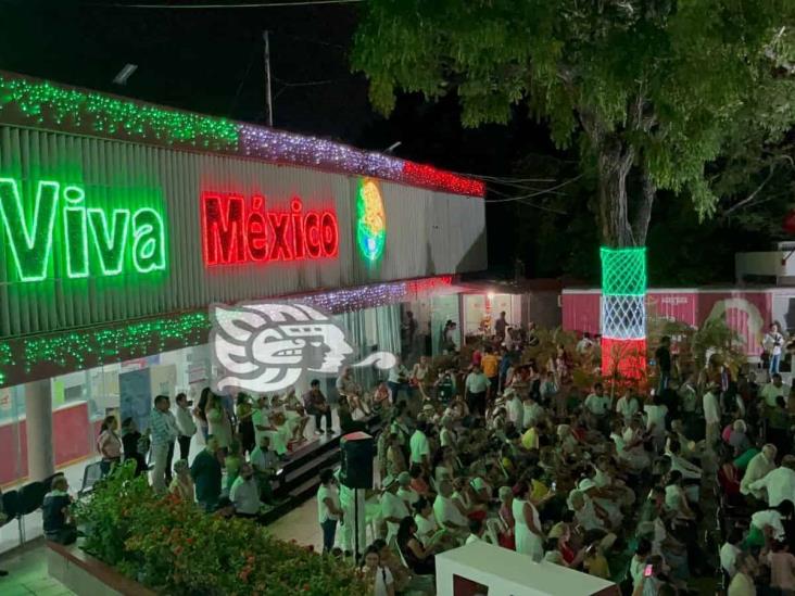 Entre luces tricolores, arrancan festejos patrios en Poza Rica