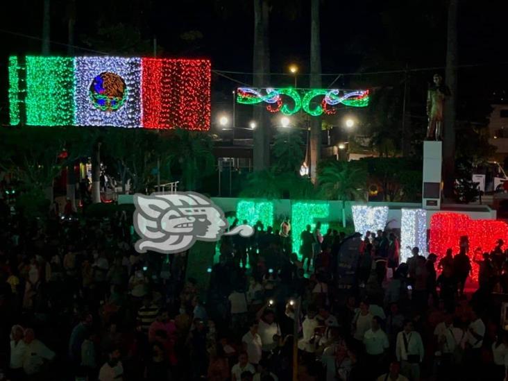 Entre luces tricolores, arrancan festejos patrios en Poza Rica