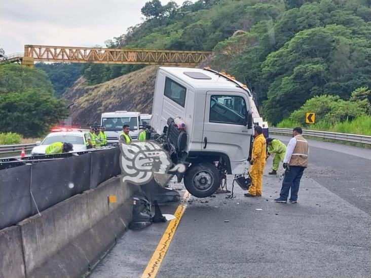 Camión termina sobre los muros divisorios del libramiento de Xalapa