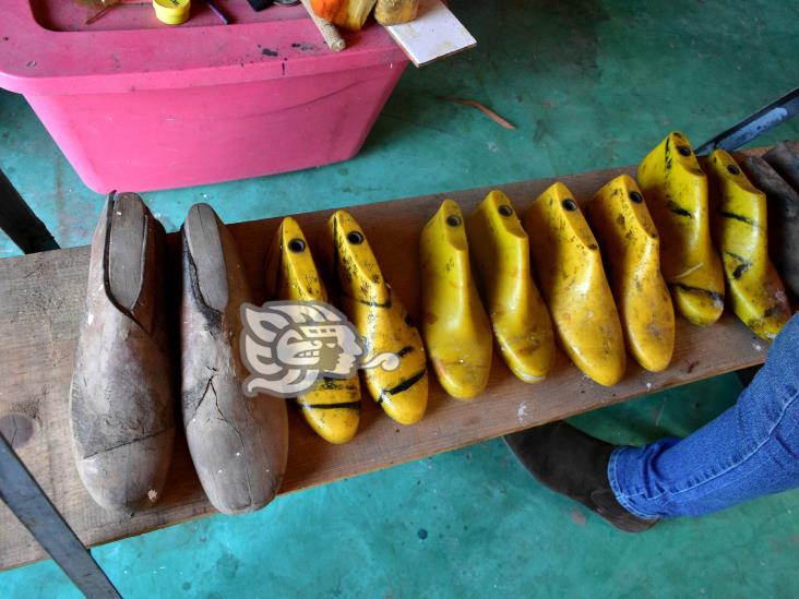 Isaac Mecott, continúa el legado istmeño elaborando huaraches (+Video)