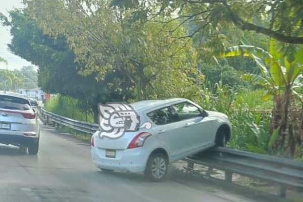 Auto derrapa en el bulevar Xalapa-Coatepec