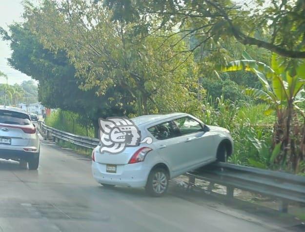 Auto derrapa en el bulevar Xalapa-Coatepec