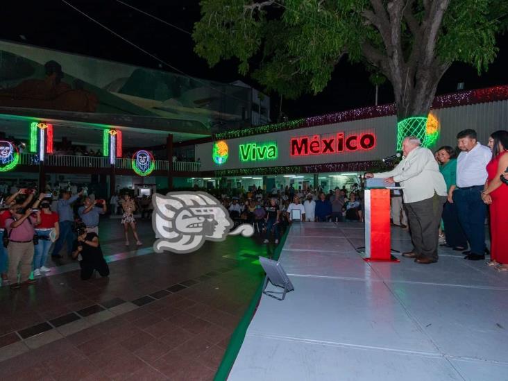 Entre luces tricolores, arrancan festejos patrios en Poza Rica